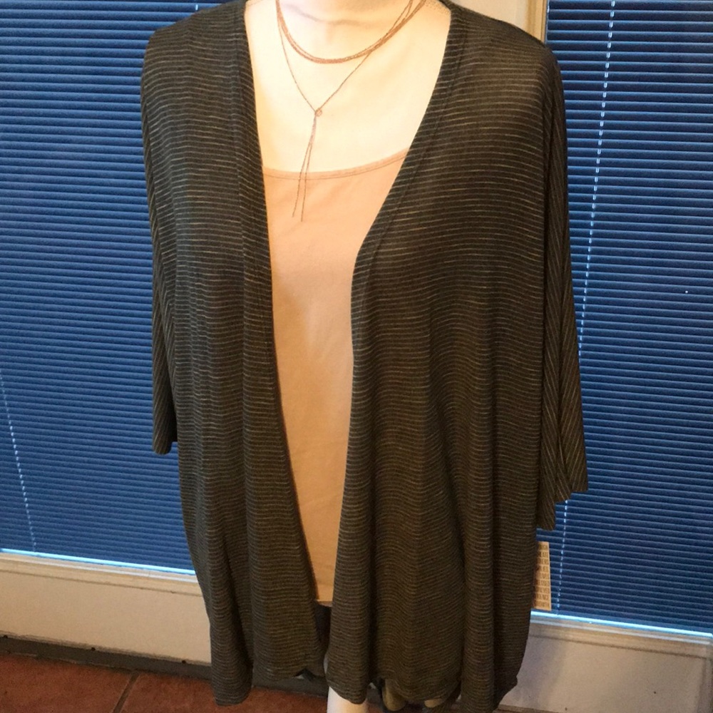 Lindsay Medium- Lularoe - Picture 3 of 6